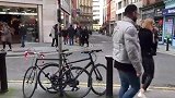 街头草人恶作剧，男子假扮成草人吓路人，街上充满了欢笑