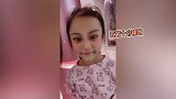 李小璐晒女儿换乳牙，甜馨大门牙缺失变豁牙妹，吐舌搞怪超可爱