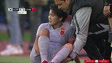 王霜左脚受伤倒地 场边疗伤表情痛