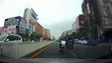 男子单手S路线开摩托车 前一秒帅气超车，后一秒便发生交通事故