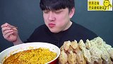 这小伙子吃面条就像吸尘器，饺子都是2个一起吃，真是嘴大啊