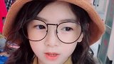萌娃戴眼镜的样子，真的好可爱