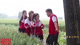 小胖把龙虾放在傻妞身上套路傻妞，结果被傻妞追着打，过程真逗