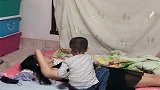 妈妈正躺着休息，熊孩子竟模仿小魔仙恶整她，这是有多皮