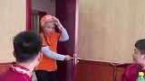 婚礼现场伴郎四缺一，叫跑腿充当重任