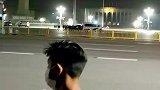 百名游客早晨齐聚天安门，进行百米冲刺只为看升国旗