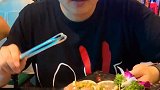 牛排这样卷起来是不是味道不一样
