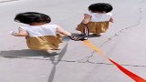 家里有了两个小情人后，和爸爸出门都是这样的，太可爱了！