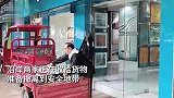 四川达州拉响防洪警报：洪水冲破卷帘门涌向街道，漫过河堤沿岸撤离