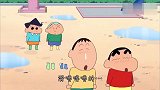 蜡笔小新：雨后水坑玩泥巴，原来只要是小孩子都喜欢啊