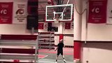 篮球还能这么玩！小哥哥太秀了 这个转身真骚气