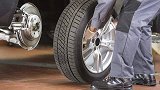 汽车轮胎要多久换一次？修车工：超过这里程数还不换，容易爆胎！