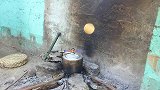 尼泊尔农村在野外煮饭，网友：吃饭的环境真差，苍蝇也太多了吧
