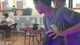 俩男生玩篮球机，竟打起了篮球比赛