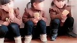 三胞胎姐妹在一起吃零食，宝宝同步反应，超萌超可爱
