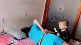 爸爸才不在家一天，儿子竟然就敢这样欺负我，老娘都要崩溃了