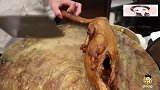 香港美食香港烧腊师父的共同点，就是斩件特别讲究，一点也不马虎
