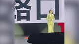 黄圣依中欧商学院演讲，离婚后美到发光超自信，妈妈陪同状态年轻