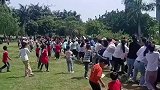 家长们参加幼儿园拔河比赛