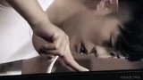 房间里想起经典武术歌曲 竟是小贤在练正骨大法