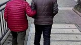 老奶奶老爷爷在街边散步，随便暂停都是一模一样