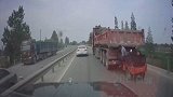 三轮车追尾货车被拖行数公里 女司机为救人狂追5公里截停货车