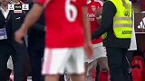 穆里尼奥被主裁出示直红 离场时比手势回击对手