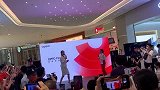 奥运冠军管晨辰空降商场做活动，现场演示袋鼠摇好可爱