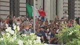 意大利总理德拉吉接见蓝色军团 摄像师总能捕捉到美女球迷