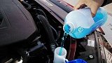 车里玻璃水没了能自己加吗？修车工：这点弄错，花大钱也修不好！