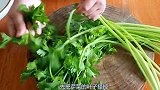 大厨教你“小芹菜炒腊肠”的正宗做法，香辣爽口，真的太好吃了