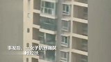 遵义一男孩从天台坠落，施救者探出楼外拽拉救人，街道办：已身亡