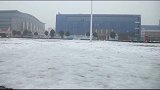 滑县这两个人真傻，大冬天光着膀子吃雪糕