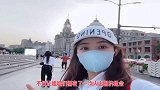 沈梦辰与张含韵机场快乐拥抱，搂着对方左摇右晃的样子实在太可爱了