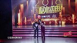 国剧盛典罗晋蹲下帮唐嫣整理裙子，狗粮撒得猝不及防