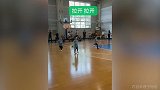 拉开单打!这个小朋友打篮球很是霸气啊