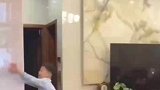 男孩表演徒手爬墙惊呆妈妈