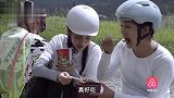 饿坏了！杨颖路边大口吃方便面，啥情况，阿雅居然是带饭的