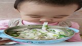 是时候表演真正的吃面技术了，哈哈，这小子真的是可爱到爆了！