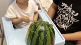 原来西瓜的正确吃法是这样的，心疼宝宝一秒钟