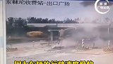 天津一收费站轿车失控，高速撞上隔离墩爆炸起火。