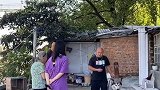 阿拉斯加 肉园同学毕业了，主人说衔个篮子看看，结果忘了拿篮子来，那我们就衔个盆、衔个扫把，可以吗？宠物