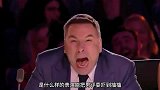 达人秀男子的极限身体表演，评委们也是第一次见