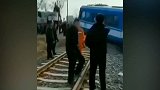 【陕西】蒲城一汽车撞向火车 火车偏离轨道汽车倒扣在田里