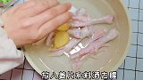 鸡爪撒上熟芝麻这样做，色香味俱全，吃一次就忘不了！