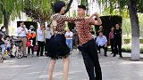 穿着情侣装，跳着热情似火的舞蹈