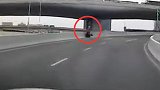 摩托车高架桥上疾驰 下一秒撞上护栏骑手瞬间被甩飞