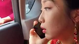 新娘坐上婚车出发前还在谈业务，平时自己也很忙可以理解