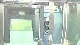 男子全神贯注撬着ATM机，全然不知警察就站在身后看着