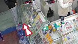 小卖部老板看手机入迷，小偷明目张胆进屋偷窃
